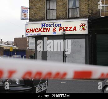 Ein 16-jähriges Mädchen kämpft derzeit um ihr Leben, nachdem sie gestern Abend vor einem Imbiss in Hackney in den Hals geschossen wurde. Bild zeigt:Eine allgemeine Ansicht des Hoxton Chicken & Pizza Restaurants, wo das junge Mädchen geschossen wurde. Stockfoto