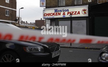 Ein 16-jähriges Mädchen kämpft derzeit um ihr Leben, nachdem sie gestern Abend vor einem Imbiss in Hackney in den Hals geschossen wurde. Bild zeigt:Eine allgemeine Ansicht des Hoxton Chicken & Pizza Restaurants, wo das junge Mädchen geschossen wurde. Stockfoto