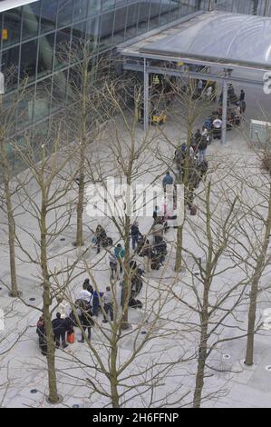 Die Flüge wurden gestrichen und Passagiere strandeten heute am Flughafen Heathrow, da alle Flughäfen in Großbritannien geschlossen wurden, nachdem der Ausbruch des Vulkans Eyjafjallajokull in Island massive Aschewolken verursachte, die Tausende von Metern in den Himmel eindrangen. Das Bild zeigt: Schlange stehen am Terminal 5 Stockfoto