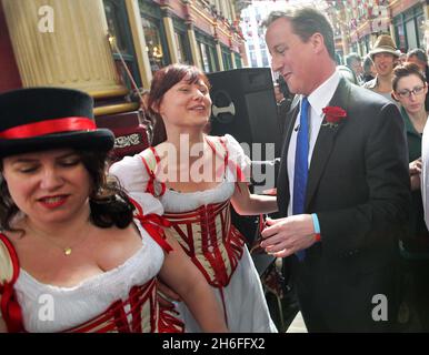 Der konservative Parteichef David Cameron kann seine Augen einer jungen Frau an diesem Nachmittag bei einem St. George's Day-Fest auf dem Leadenhall Market in London nicht fernhalten Stockfoto