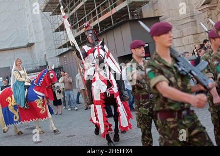 Heute fand eine St. George's Day Parade statt, die seit 425 Jahren nicht mehr in der City of London zu sehen ist. Der heilige Georg, schutzpatron Englands, marschierte zum ersten Mal seit 1585, als Elisabeth 1 auf dem Thron stand, durch die Straßen der Square Mile. Auf dem Pferderücken wurde St. George von der Band des Parachute Regiment, der Regimentsfarbesparty, Pegasus, dem Regimentsmascot, Soldaten und gepanzerten Kampffahrzeugen begleitet. Stockfoto