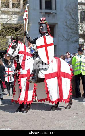 Heute fand eine St. George's Day Parade statt, die seit 425 Jahren nicht mehr in der City of London zu sehen ist. Der heilige Georg, schutzpatron Englands, marschierte zum ersten Mal seit 1585, als Elisabeth 1 auf dem Thron stand, durch die Straßen der Square Mile. Auf dem Pferderücken wurde St. George von der Band des Parachute Regiment, der Regimentsfarbesparty, Pegasus, dem Regimentsmascot, Soldaten und gepanzerten Kampffahrzeugen begleitet. Stockfoto