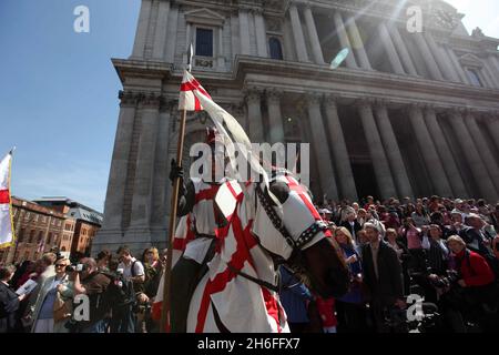 Heute fand eine St. George's Day Parade statt, die seit 425 Jahren nicht mehr in der City of London zu sehen ist. Der heilige Georg, schutzpatron Englands, marschierte zum ersten Mal seit 1585, als Elisabeth 1 auf dem Thron stand, durch die Straßen der Square Mile. Auf dem Pferderücken wurde St. George von der Band des Parachute Regiment, der Regimentsfarbesparty, Pegasus, dem Regimentsmascot, Soldaten und gepanzerten Kampffahrzeugen begleitet. Stockfoto