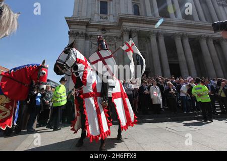 Heute fand eine St. George's Day Parade statt, die seit 425 Jahren nicht mehr in der City of London zu sehen ist. Der heilige Georg, schutzpatron Englands, marschierte zum ersten Mal seit 1585, als Elisabeth 1 auf dem Thron stand, durch die Straßen der Square Mile. Auf dem Pferderücken wurde St. George von der Band des Parachute Regiment, der Regimentsfarbesparty, Pegasus, dem Regimentsmascot, Soldaten und gepanzerten Kampffahrzeugen begleitet. Stockfoto