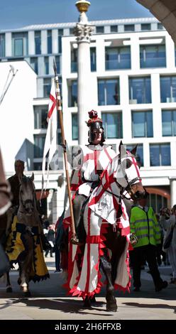 Heute fand eine St. George's Day Parade statt, die seit 425 Jahren nicht mehr in der City of London zu sehen ist. Der heilige Georg, schutzpatron Englands, marschierte zum ersten Mal seit 1585, als Elisabeth 1 auf dem Thron stand, durch die Straßen der Square Mile. Auf dem Pferderücken wurde St. George von der Band des Parachute Regiment, der Regimentsfarbesparty, Pegasus, dem Regimentsmascot, Soldaten und gepanzerten Kampffahrzeugen begleitet. Stockfoto