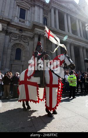 Heute fand eine St. George's Day Parade statt, die seit 425 Jahren nicht mehr in der City of London zu sehen ist. Der heilige Georg, schutzpatron Englands, marschierte zum ersten Mal seit 1585, als Elisabeth 1 auf dem Thron stand, durch die Straßen der Square Mile. Auf dem Pferderücken wurde St. George von der Band des Parachute Regiment, der Regimentsfarbesparty, Pegasus, dem Regimentsmascot, Soldaten und gepanzerten Kampffahrzeugen begleitet. Stockfoto