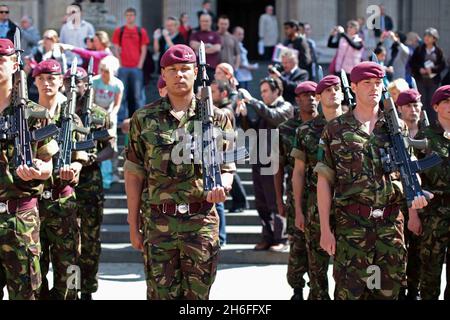 Heute fand eine St. George's Day Parade statt, die seit 425 Jahren nicht mehr in der City of London zu sehen ist. Der heilige Georg, schutzpatron Englands, marschierte zum ersten Mal seit 1585, als Elisabeth 1 auf dem Thron stand, durch die Straßen der Square Mile. Auf dem Pferderücken wurde St. George von der Band des Parachute Regiment, der Regimentsfarbesparty, Pegasus, dem Regimentsmascot, Soldaten und gepanzerten Kampffahrzeugen begleitet. Stockfoto