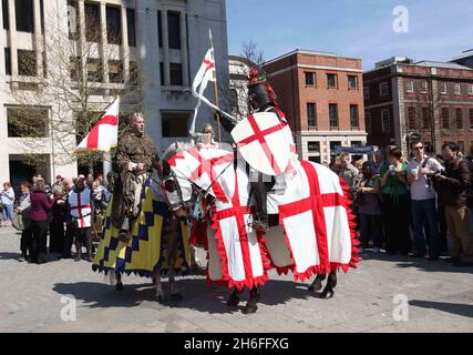 Heute fand eine St. George's Day Parade statt, die seit 425 Jahren nicht mehr in der City of London zu sehen ist. Der heilige Georg, schutzpatron Englands, marschierte zum ersten Mal seit 1585, als Elisabeth 1 auf dem Thron stand, durch die Straßen der Square Mile. Auf dem Pferderücken wurde St. George von der Band des Parachute Regiment, der Regimentsfarbesparty, Pegasus, dem Regimentsmascot, Soldaten und gepanzerten Kampffahrzeugen begleitet. Stockfoto