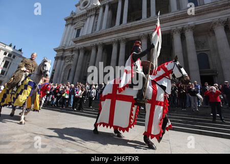 Heute fand eine St. George's Day Parade statt, die seit 425 Jahren nicht mehr in der City of London zu sehen ist. Der heilige Georg, schutzpatron Englands, marschierte zum ersten Mal seit 1585, als Elisabeth 1 auf dem Thron stand, durch die Straßen der Square Mile. Auf dem Pferderücken wurde St. George von der Band des Parachute Regiment, der Regimentsfarbesparty, Pegasus, dem Regimentsmascot, Soldaten und gepanzerten Kampffahrzeugen begleitet. Stockfoto