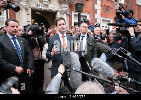 Der liberale Demokrat Nick Clegg hat sich heute Morgen vor ihrem Hauptquartier in der Mitte ein Bild gemacht. Stockfoto