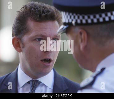 Nick Candy und der Metropolitan Police Commissioner Sir Paul Stephenson, die heute in den Peel Housing Buildings in Pimlico, London, abgebildet wurden Stockfoto