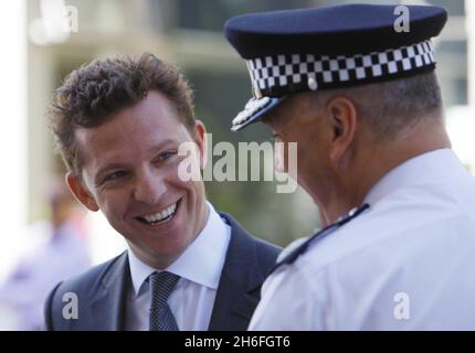 Nick Candy und der Metropolitan Police Commissioner Sir Paul Stephenson, die heute in den Peel Housing Buildings in Pimlico, London, abgebildet wurden Stockfoto