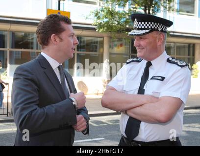 Nick Candy und der Metropolitan Police Commissioner Sir Paul Stephenson, die heute in den Peel Housing Buildings in Pimlico, London, abgebildet wurden Stockfoto