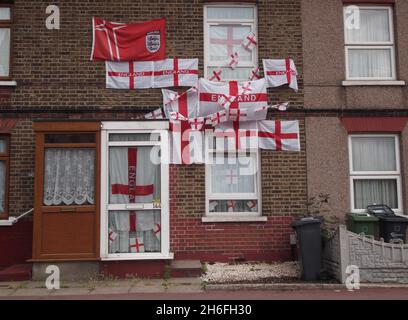 Gartenzwerge, gefüllte Brötchen, porzellanbecher, Ohrringe, Autoaufkleber & -Fahnen, Kekse, Pailletten-Shorts, Kopfbesen und Rasiermesser sind nur eine kleine Auswahl der England-Utensilien, die derzeit während der FIFA-Weltmeisterschaft 2010 auf der Hauptstraße für Verbraucher verfügbar sind. Tesco's, der offizielle Supermarkt des Teams, wird voraussichtlich 800,000 englische Flaggen verkaufen, da 63 % der England-Fans während der Weltmeisterschaft ihre Ausgaben für Essen, Getränke, Zeitungen und Wetten erhöhen werden, wie eine Mintel-Umfrage ergab. Stockfoto