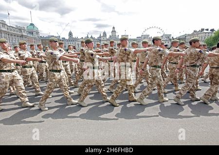 Das 1. Bataillon Coldstream Guards veranstaltete heute einen Gedenkgottesdienst und eine Parade im Zentrum von London zu Ehren der verstorbenen Soldaten und der noch in Afghanistan kämpfenden Soldaten. 650 Soldaten marschierten von den Wellington Barracks zum Guards Memorial bei der Horse Guards Parade. Stockfoto