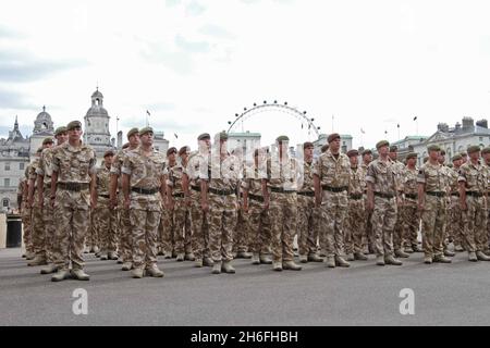 Das 1. Bataillon Coldstream Guards veranstaltete heute einen Gedenkgottesdienst und eine Parade im Zentrum von London zu Ehren der verstorbenen Soldaten und der noch in Afghanistan kämpfenden Soldaten. 650 Soldaten marschierten von den Wellington Barracks zum Guards Memorial bei der Horse Guards Parade. Stockfoto