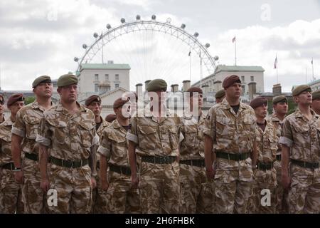 Das 1. Bataillon Coldstream Guards veranstaltete heute einen Gedenkgottesdienst und eine Parade im Zentrum von London zu Ehren der verstorbenen Soldaten und der noch in Afghanistan kämpfenden Soldaten. 650 Soldaten marschierten von den Wellington Barracks zum Guards Memorial bei der Horse Guards Parade. Stockfoto