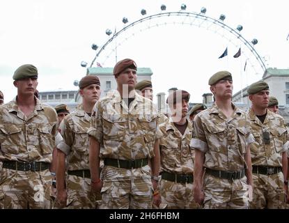 Das 1. Bataillon Coldstream Guards veranstaltete heute einen Gedenkgottesdienst und eine Parade im Zentrum von London zu Ehren der verstorbenen Soldaten und der noch in Afghanistan kämpfenden Soldaten. 650 Soldaten marschierten von den Wellington Barracks zum Guards Memorial bei der Horse Guards Parade. Stockfoto