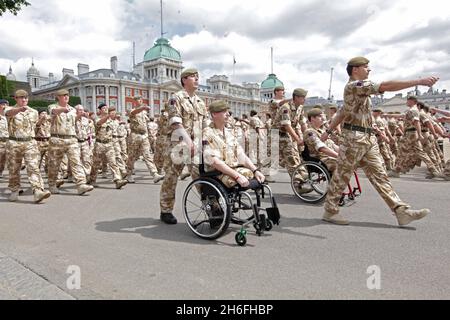 Das 1. Bataillon Coldstream Guards veranstaltete heute einen Gedenkgottesdienst und eine Parade im Zentrum von London zu Ehren der verstorbenen Soldaten und der noch in Afghanistan kämpfenden Soldaten. 650 Soldaten marschierten von den Wellington Barracks zum Guards Memorial bei der Horse Guards Parade. Stockfoto