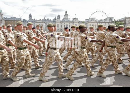 Das 1. Bataillon Coldstream Guards veranstaltete heute einen Gedenkgottesdienst und eine Parade im Zentrum von London zu Ehren der verstorbenen Soldaten und der noch in Afghanistan kämpfenden Soldaten. 650 Soldaten marschierten von den Wellington Barracks zum Guards Memorial bei der Horse Guards Parade. Stockfoto