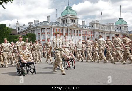 Das 1. Bataillon Coldstream Guards veranstaltete heute einen Gedenkgottesdienst und eine Parade im Zentrum von London zu Ehren der verstorbenen Soldaten und der noch in Afghanistan kämpfenden Soldaten. 650 Soldaten marschierten von den Wellington Barracks zum Guards Memorial bei der Horse Guards Parade. Stockfoto