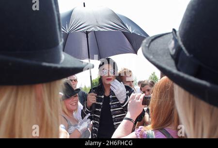 Michael Jackson Fans versammelten sich heute in der Arena 02 in London, um den 1. Jahrestag des Todes der Sänger zu begehen. Jackson bereitete sich vor seinem plötzlichen Tod auf eine ausverkaufte Show-Residenz in der Arena aus dem Jahr 50 vor. Bild zeigt: Navi, ein Michael Jackson Imitator und Tribute Act, der in der Arena ankommt Stockfoto