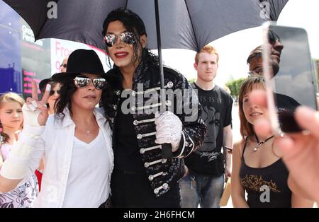 Michael Jackson Fans versammelten sich heute in der Arena 02 in London, um den 1. Jahrestag des Todes der Sänger zu begehen. Jackson bereitete sich vor seinem plötzlichen Tod auf eine ausverkaufte Show-Residenz in der Arena aus dem Jahr 50 vor. Bild zeigt: Navi, ein Michael Jackson Imitator und Tribute Act, der in der Arena ankommt Stockfoto