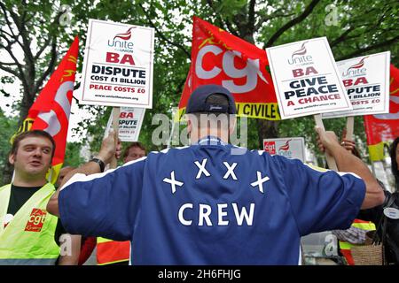 Mitglieder des Kabinenpersonals protestieren vor dem QEII-Konferenzzentrum, als die Aktionäre von British Airways heute Morgen bei der Generalversammlung der Fluggesellschaften im Zentrum von London eintreffen Stockfoto