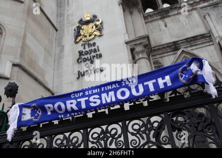 Fußballfans aus Portsmouth feiern heute vor dem High Court in London, nachdem der Club eine High Court-Herausforderung von HM Revenue & Customs überstanden hatte, die mit einer Liquidation hätte enden können. Stockfoto