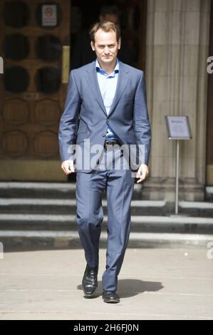 Ben Collins, bekannt als Stig, wird heute am High Court in London abgebildet. Die BBC hat rechtliche Schritte eingeleitet, um die Veröffentlichung von The Top Gear Stunt man's durch HarperCollins zu blockieren - die Veröffentlichung soll noch in diesem Monat erfolgen. Der als Stig bekannte Top Gear Stunt-Fahrer erwarb eine weitere Schicht der Geheimhaltung – die versiegelten Türen eines Gerichts. Die BBC, die entschlossen ist, das Geheimnis um den Mann hinter der Maske zu bewahren, bestand darauf, dass eine Anhörung vor dem Obersten Gerichtshof über Pläne der Stig zur Veröffentlichung seiner Autobiographie privat abgehalten wird. Stockfoto