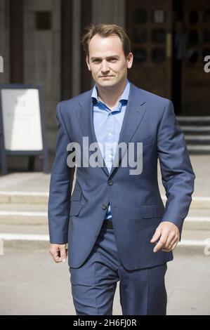 Ben Collins, bekannt als Stig, wird heute am High Court in London abgebildet. Die BBC hat rechtliche Schritte eingeleitet, um die Veröffentlichung von The Top Gear Stunt man's durch HarperCollins zu blockieren - die Veröffentlichung soll noch in diesem Monat erfolgen. Der als Stig bekannte Top Gear Stunt-Fahrer erwarb eine weitere Schicht der Geheimhaltung – die versiegelten Türen eines Gerichts. Die BBC, die entschlossen ist, das Geheimnis um den Mann hinter der Maske zu bewahren, bestand darauf, dass eine Anhörung vor dem Obersten Gerichtshof über Pläne der Stig zur Veröffentlichung seiner Autobiographie privat abgehalten wird. Stockfoto