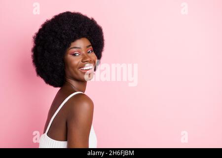 Foto von zarten charmante Dame strahlend weiß Lächeln leeren Raum tragen abgeschnitten oben isoliert rosa Farbe Hintergrund Stockfoto