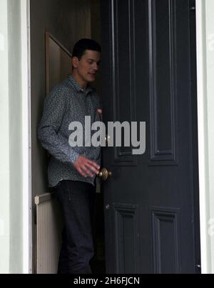 David Miliband heute Nachmittag in seinem Haus im Norden Londons. Der Schattenaußenminister wird später heute über seine Zukunft in der britischen Politik entscheiden, nachdem er von seinem Bruder Ed für die Labour-Führung knapp geschlagen wurde Stockfoto