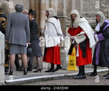 Eine Prozession von Richtern, die im Regen in Westminster London abgebildet sind, während sie an einem Gottesdienst in der Westminster Abbey anlässlich des juristischen Jahres teilnehmen Stockfoto