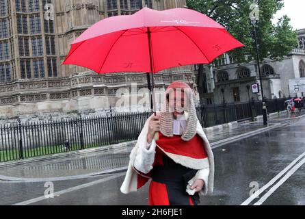 Eine Prozession von Richtern, die im Regen in Westminster London abgebildet sind, während sie an einem Gottesdienst in der Westminster Abbey anlässlich des juristischen Jahres teilnehmen Stockfoto