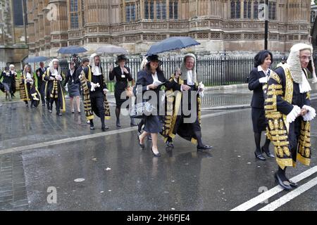 Eine Prozession von Richtern, die im Regen in Westminster London abgebildet sind, während sie an einem Gottesdienst in der Westminster Abbey anlässlich des juristischen Jahres teilnehmen Stockfoto