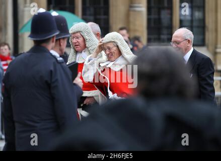 Eine Prozession von Richtern, die im Regen in Westminster London abgebildet sind, während sie an einem Gottesdienst in der Westminster Abbey anlässlich des juristischen Jahres teilnehmen Stockfoto