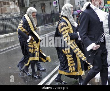 Eine Prozession von Richtern, die im Regen in Westminster London abgebildet sind, während sie an einem Gottesdienst in der Westminster Abbey anlässlich des juristischen Jahres teilnehmen Stockfoto