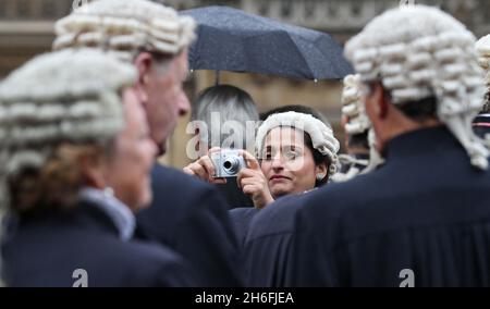 Eine Prozession von Richtern, die im Regen in Westminster London abgebildet sind, während sie an einem Gottesdienst in der Westminster Abbey anlässlich des juristischen Jahres teilnehmen Stockfoto