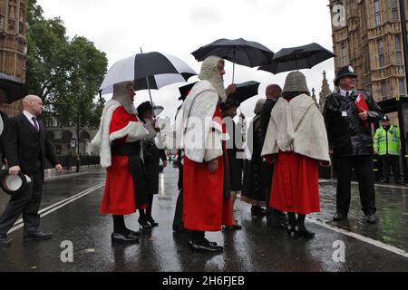 Eine Prozession von Richtern, die im Regen in Westminster London abgebildet sind, während sie an einem Gottesdienst in der Westminster Abbey anlässlich des juristischen Jahres teilnehmen Stockfoto