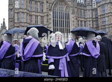 Eine Prozession von Richtern, die im Regen in Westminster London abgebildet sind, während sie an einem Gottesdienst in der Westminster Abbey anlässlich des juristischen Jahres teilnehmen Stockfoto