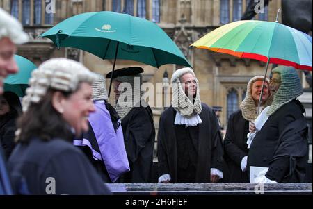 Eine Prozession von Richtern, die im Regen in Westminster London abgebildet sind, während sie an einem Gottesdienst in der Westminster Abbey anlässlich des juristischen Jahres teilnehmen Stockfoto