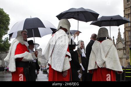 Eine Prozession von Richtern, die im Regen in Westminster London abgebildet sind, während sie an einem Gottesdienst in der Westminster Abbey anlässlich des juristischen Jahres teilnehmen Stockfoto