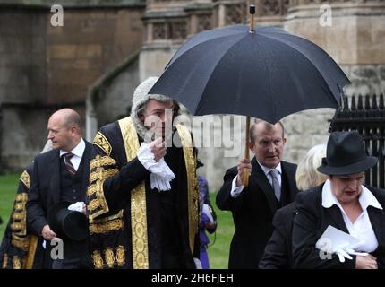 Eine Prozession von Richtern, die im Regen in Westminster London abgebildet sind, während sie an einem Gottesdienst in der Westminster Abbey anlässlich des juristischen Jahres teilnehmen Stockfoto