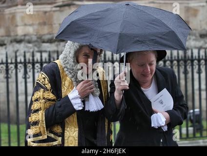 Eine Prozession von Richtern, die im Regen in Westminster London abgebildet sind, während sie an einem Gottesdienst in der Westminster Abbey anlässlich des juristischen Jahres teilnehmen Stockfoto