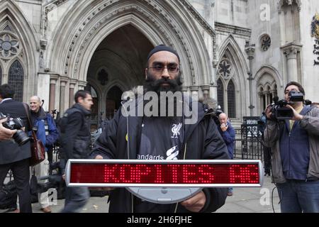 Fans des Fußballclubs von Liverpool, die heute vor dem High Court in London abgebildet sind, als die größten Gläubiger des Clubs, die Royal Bank of Scotland, um eine rechtliche Bestätigung bitten, dass die derzeitigen Eigentümer George Gillett und Tom Hicks kein Recht haben, einen geplanten Verkauf zu blockieren. Stockfoto