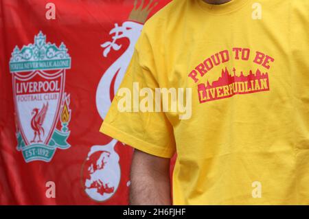 Fans des Fußballclubs von Liverpool, die heute vor dem High Court in London abgebildet sind, als die größten Gläubiger des Clubs, die Royal Bank of Scotland, um eine rechtliche Bestätigung bitten, dass die derzeitigen Eigentümer George Gillett und Tom Hicks kein Recht haben, einen geplanten Verkauf zu blockieren. Stockfoto