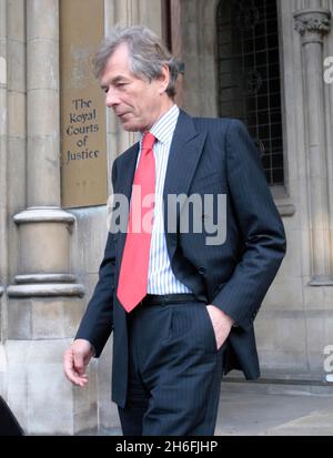 Martin Broughton, der Vorsitzende des Fußballclubs von Liverpool, stellte sich heute vor dem High Court in London vor, als die größten Gläubiger des Clubs, die Royal Bank of Scotland, um eine rechtliche Bestätigung bitten, dass die derzeitigen Eigentümer George Gillett und Tom Hicks kein Recht haben, einen geplanten Verkauf zu blockieren. Stockfoto