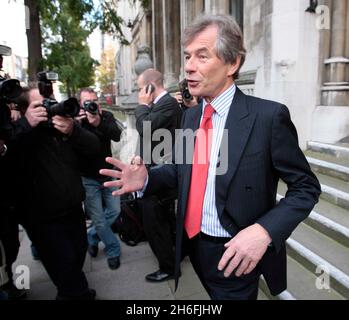 Martin Broughton, der Vorsitzende des Fußballclubs von Liverpool, stellte sich heute vor dem High Court in London vor, als die größten Gläubiger des Clubs, die Royal Bank of Scotland, um eine rechtliche Bestätigung bitten, dass die derzeitigen Eigentümer George Gillett und Tom Hicks kein Recht haben, einen geplanten Verkauf zu blockieren. Stockfoto