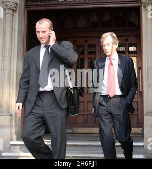 Martin Broughton, der Vorsitzende des Fußballclubs von Liverpool, stellte sich heute vor dem High Court in London vor, als die größten Gläubiger des Clubs, die Royal Bank of Scotland, um eine rechtliche Bestätigung bitten, dass die derzeitigen Eigentümer George Gillett und Tom Hicks kein Recht haben, einen geplanten Verkauf zu blockieren. Stockfoto